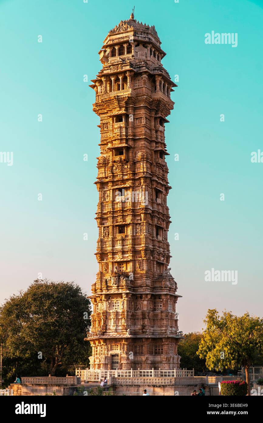 Torre Vijay Stambh presso Chittorgarh Fort Rajasthan India che mostra la storica architettura Rajput al tramonto. Foto Stock