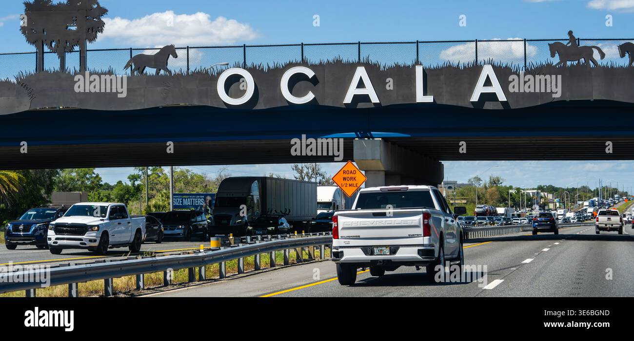 Vista panoramica del traffico intenso in direzione sud sulla i-75 a Ocala, Florida. (USA) Foto Stock