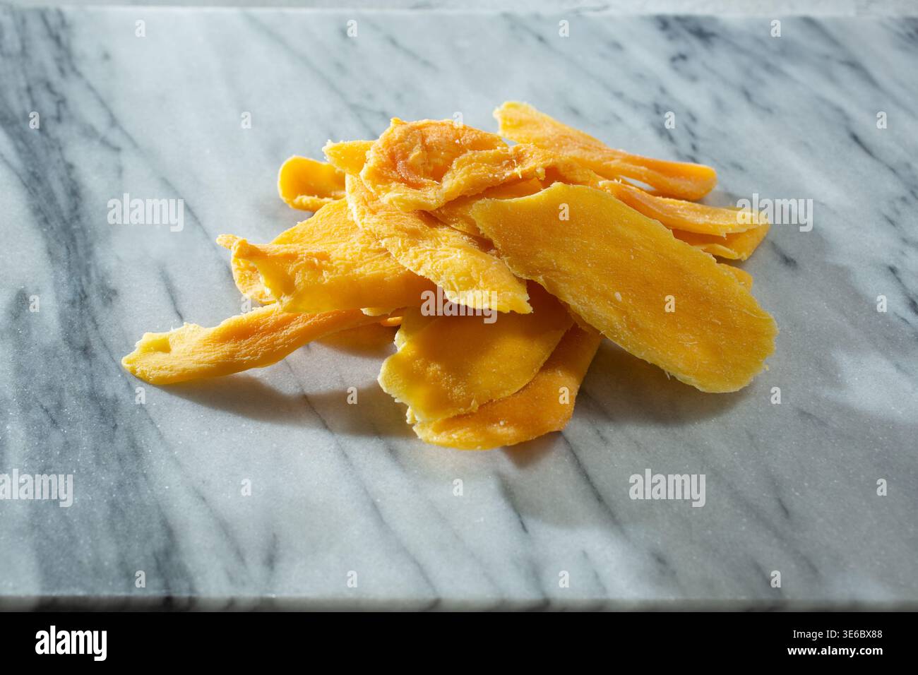 Vista di una pila di fette di mango essiccate. Foto Stock