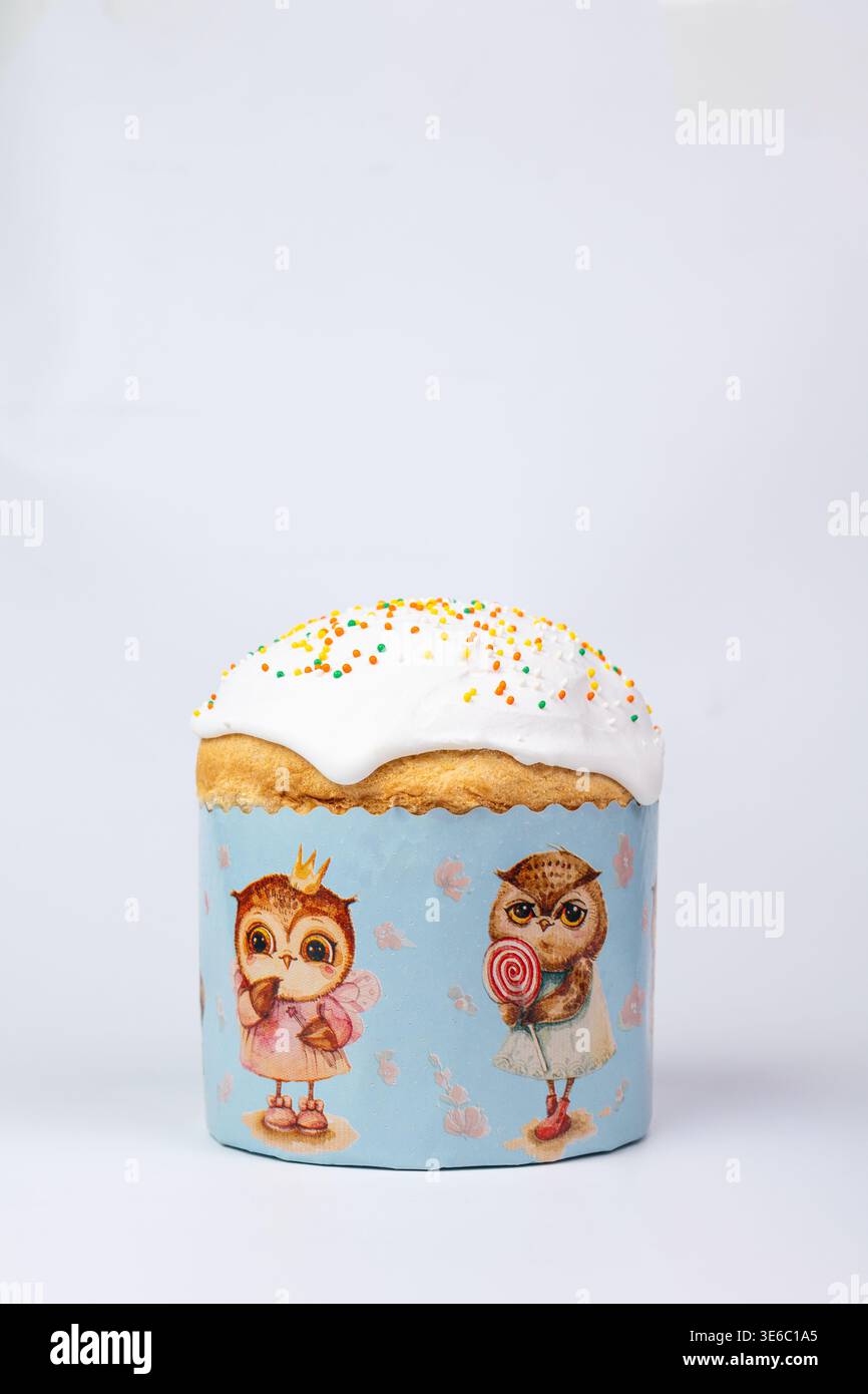 Pasqua Kulich con glassa bianca e Sprinkles multicolore in scatola gufo Foto Stock