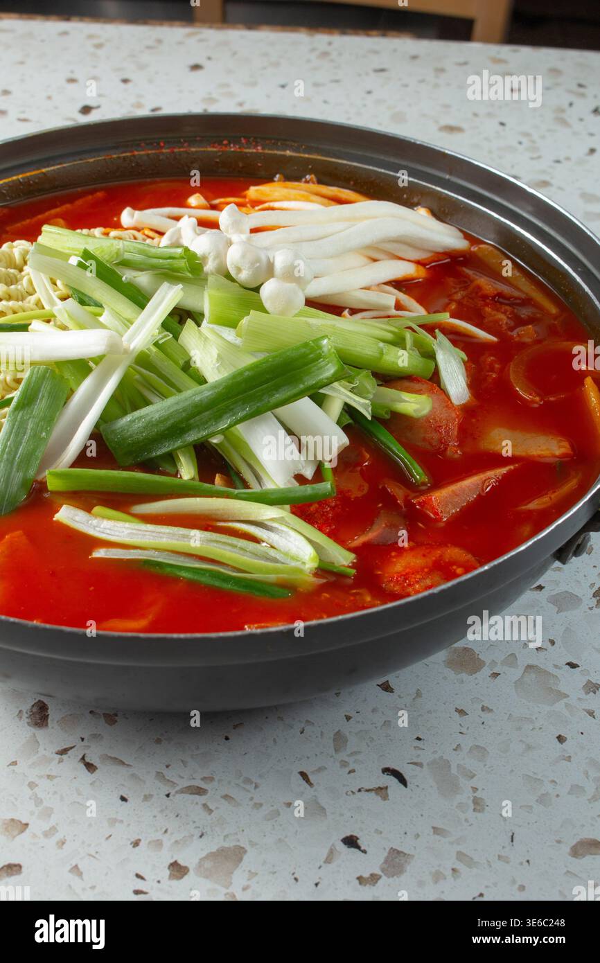 Vista di una ciotola di zuppa dell'esercito coreano. Foto Stock
