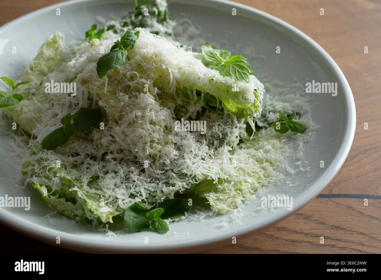 Vista di un'insalata Caesar gourmet. Foto Stock