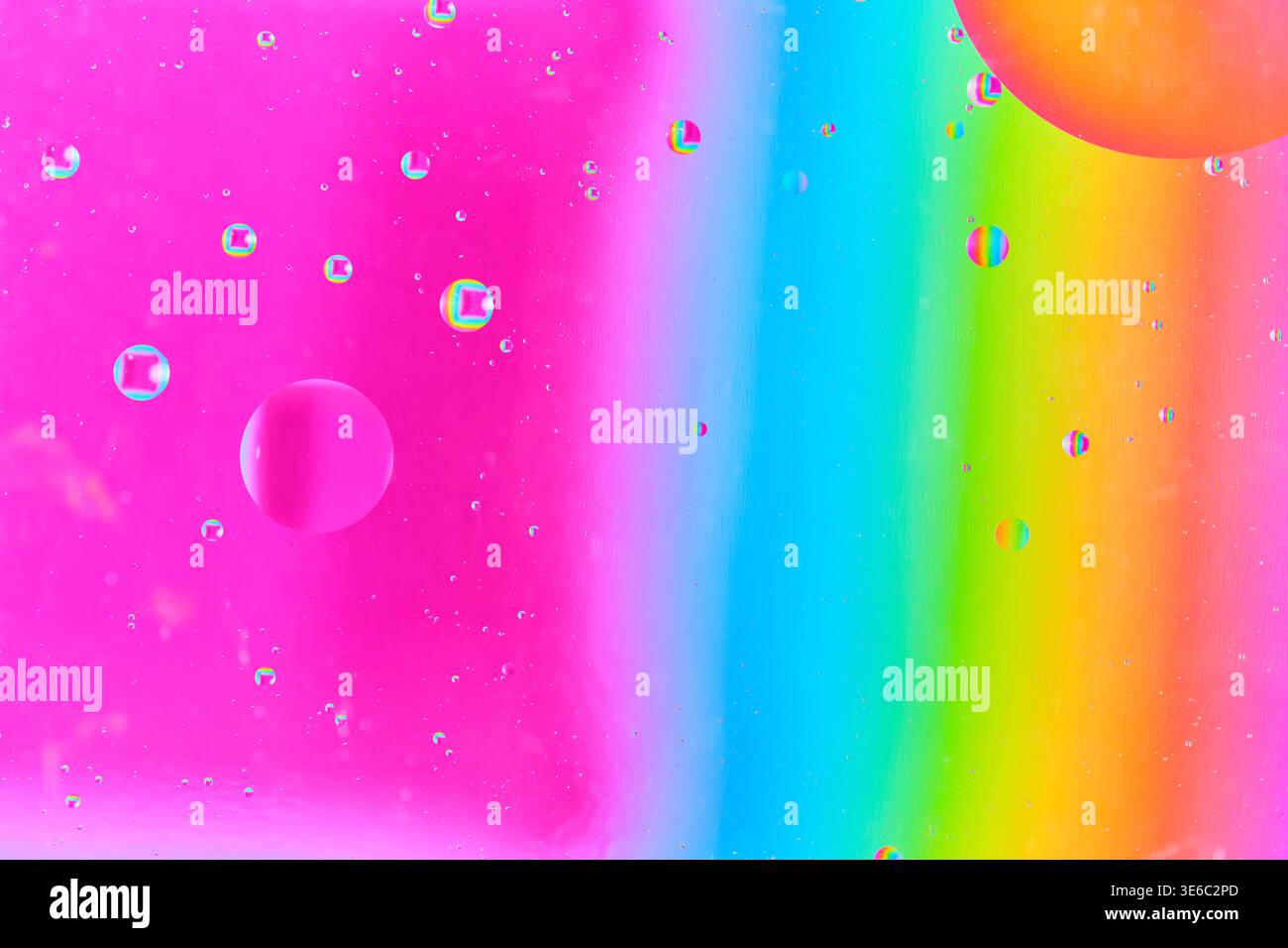Gocce d'olio disperse che creano un effetto bokeh su gradiente verticale magenta brillante e ciano Foto Stock