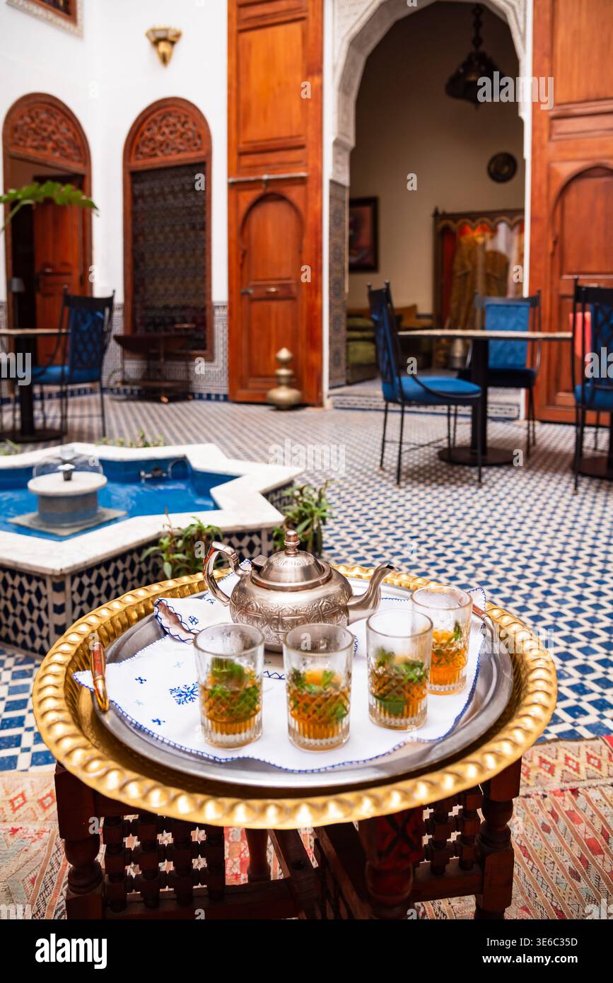 Tradizionale tè alla menta in Marocco servito in teiera. Foto Stock