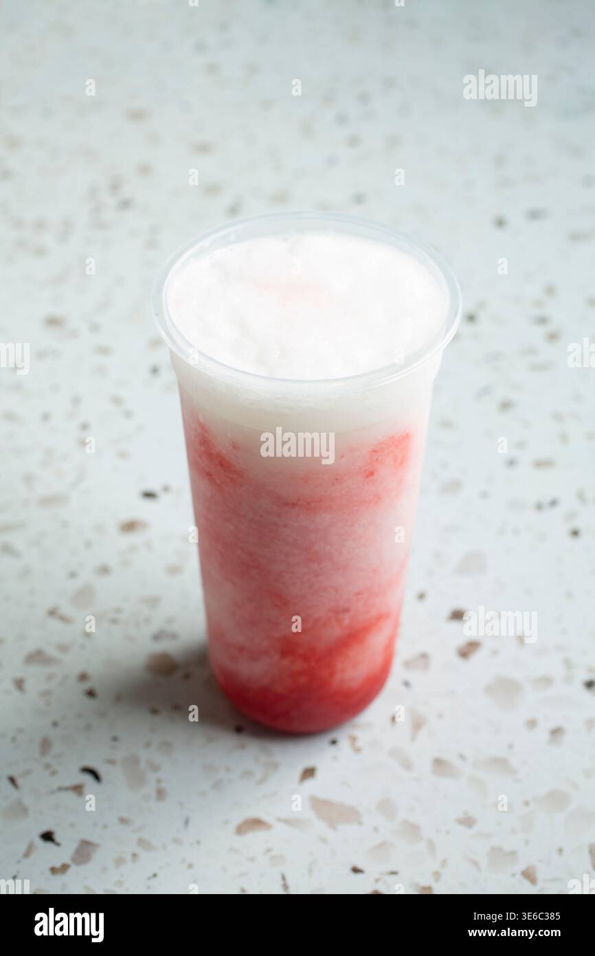 Vista su una bevanda con tè alla frutta e litchi di fragole. Foto Stock