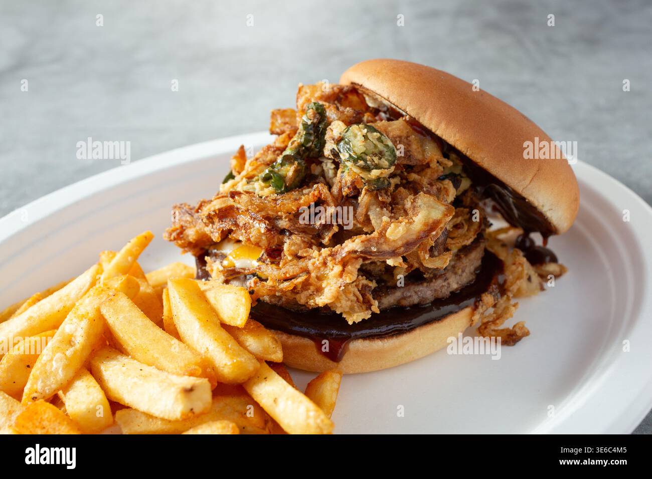 Vista di un hamburger di cipolla fritta e jalapeno. Foto Stock