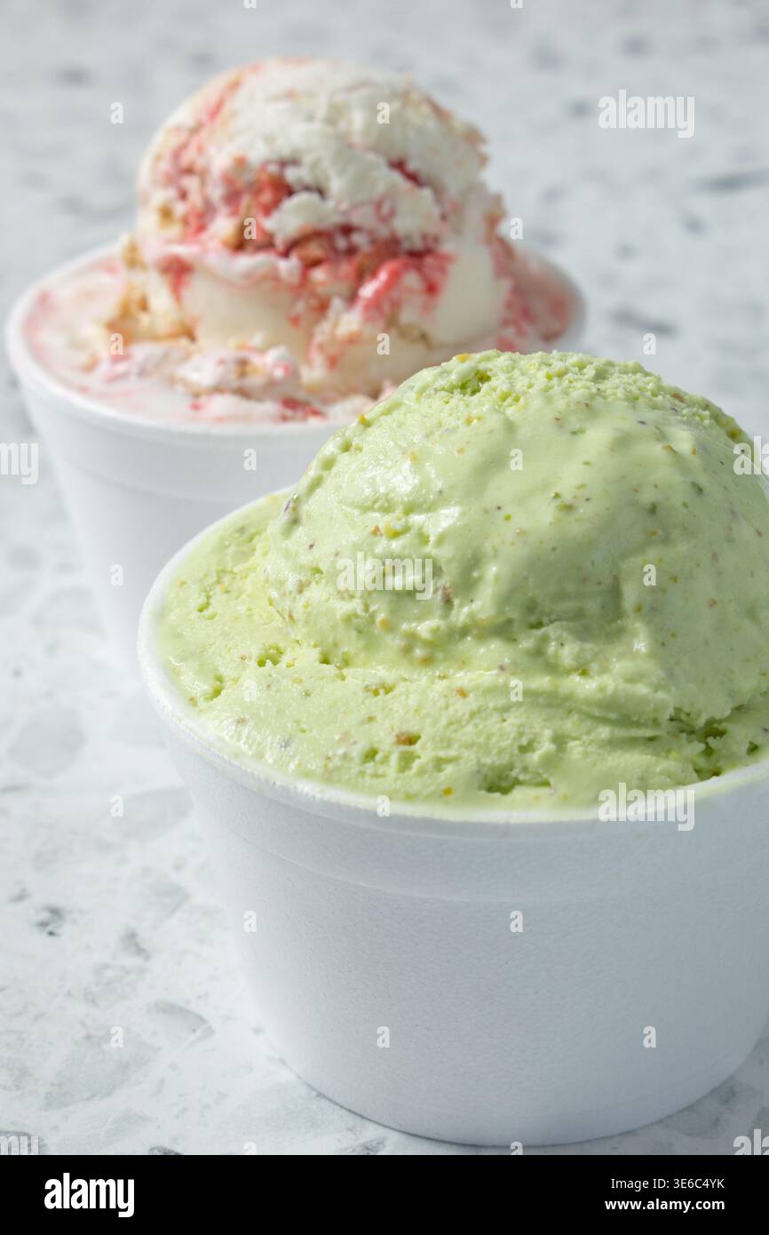 Vista di una paletta di gelato al pistacchio e gelato alla fragola cheesecake. Foto Stock