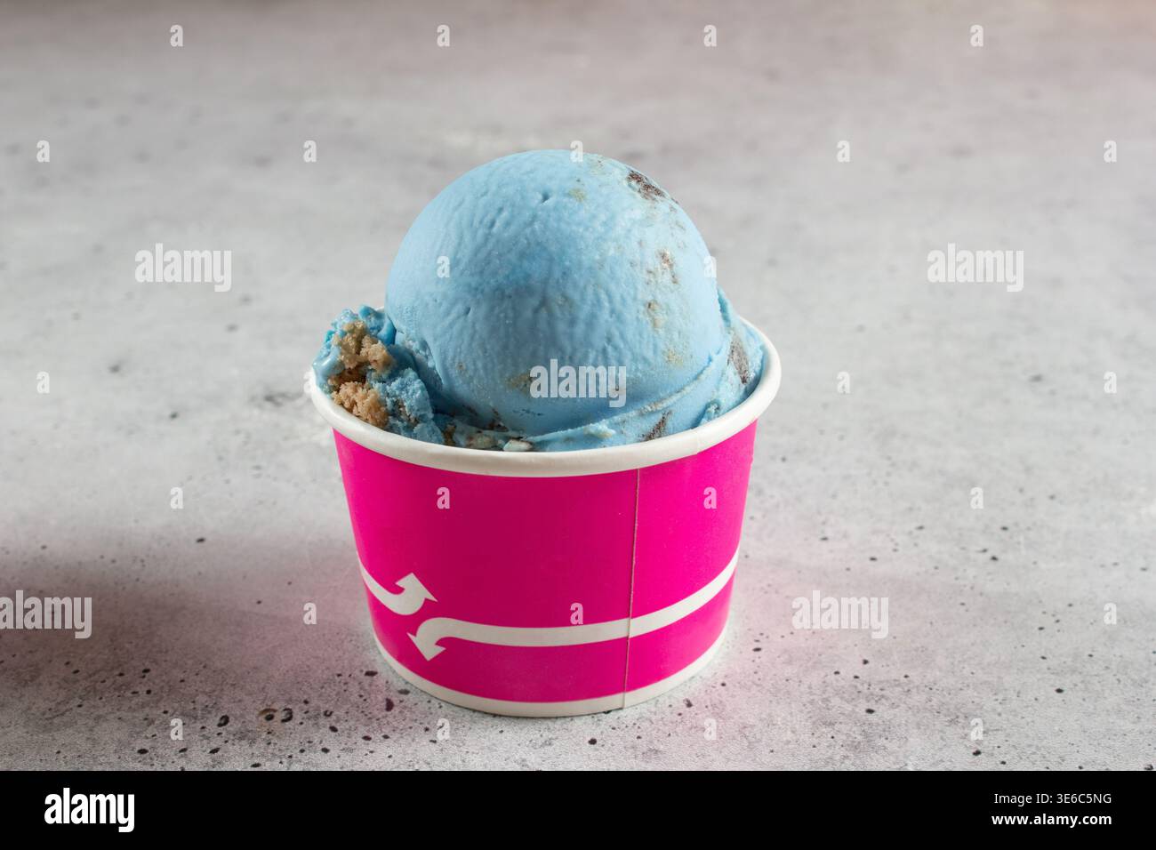 Vista su una tazza di gelato blu. Foto Stock