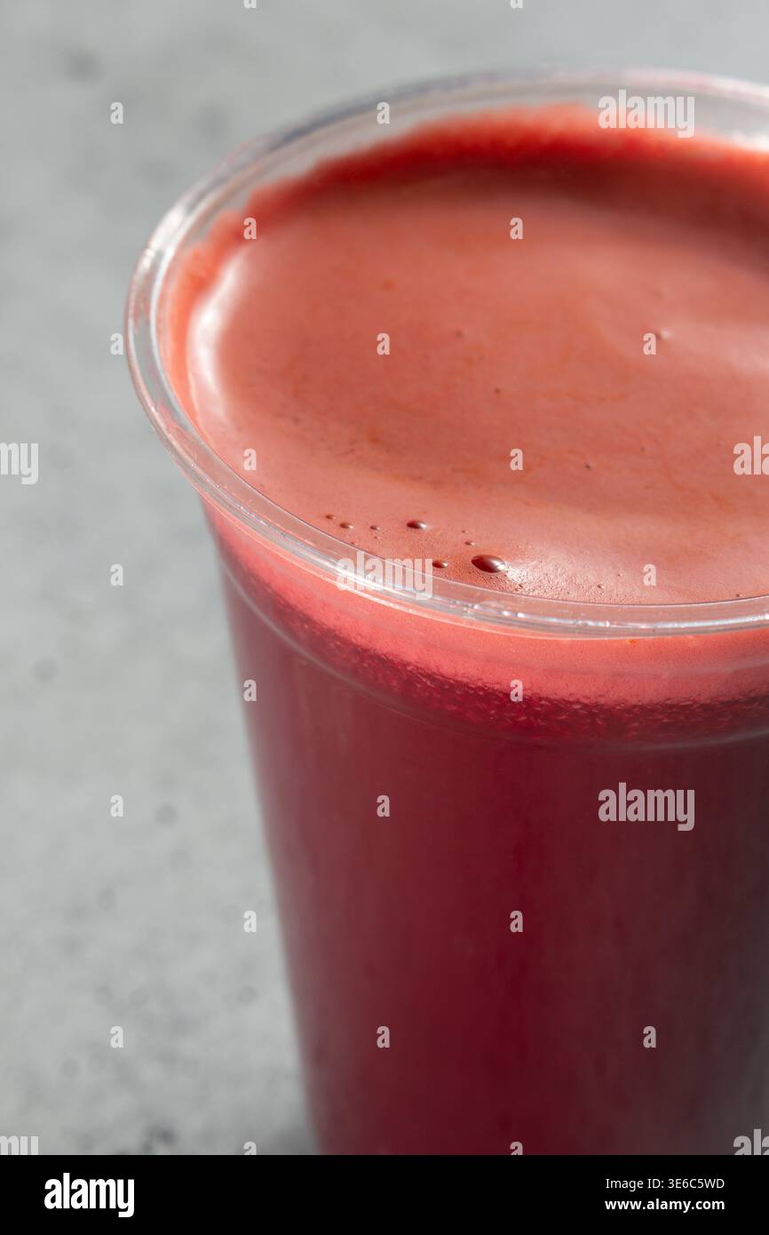 Vista di una bevanda frullata al succo di barbabietola. Foto Stock