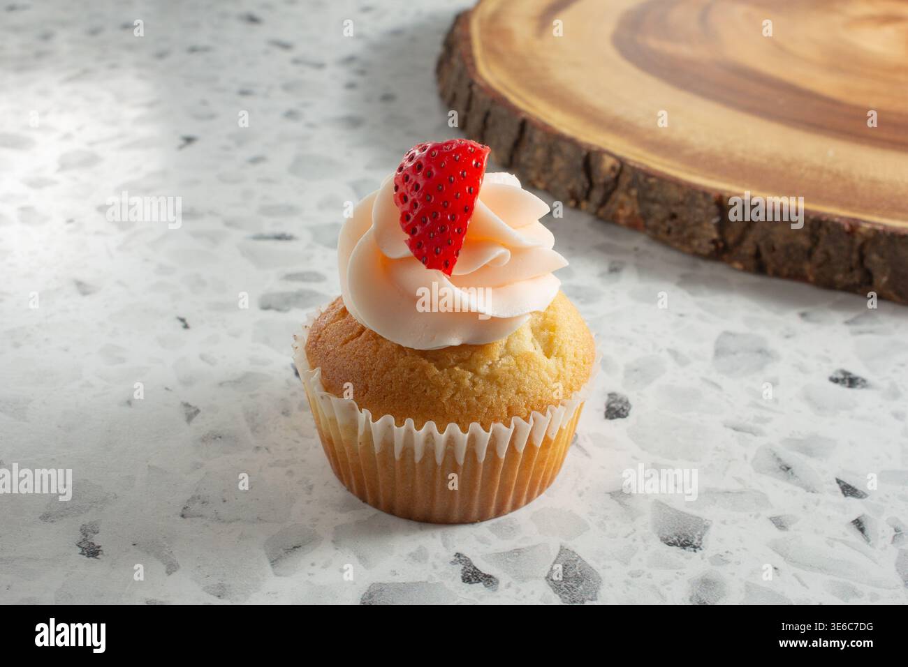 Vista di un cupcake alla fragola alla vaniglia. Foto Stock