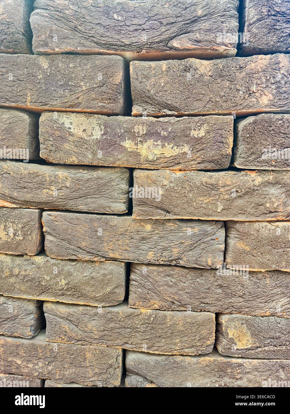 vista ravvicinata di una pila di mattoni marroni rustici e resistenti agli agenti atmosferici Foto Stock