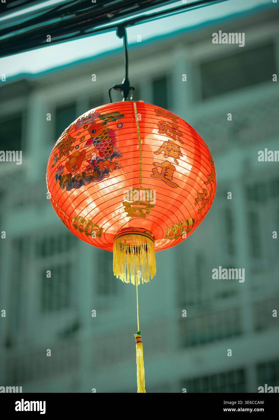 Un primo piano di una lanterna rossa cinese nella Chinatown di Bangkok Foto Stock