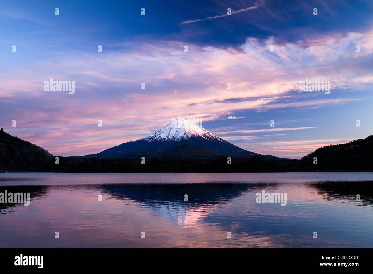 Splendida vista del Monte Fuji dopo il tramonto, Yamanashi, Giappone Foto Stock