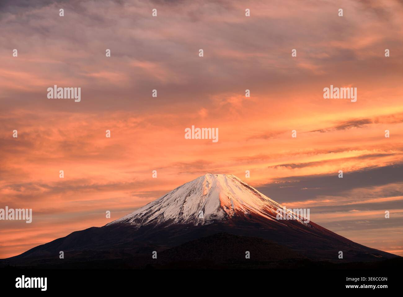 Splendida luce del tramonto sul Monte Fuji, Yamanashi, Giappone Foto Stock