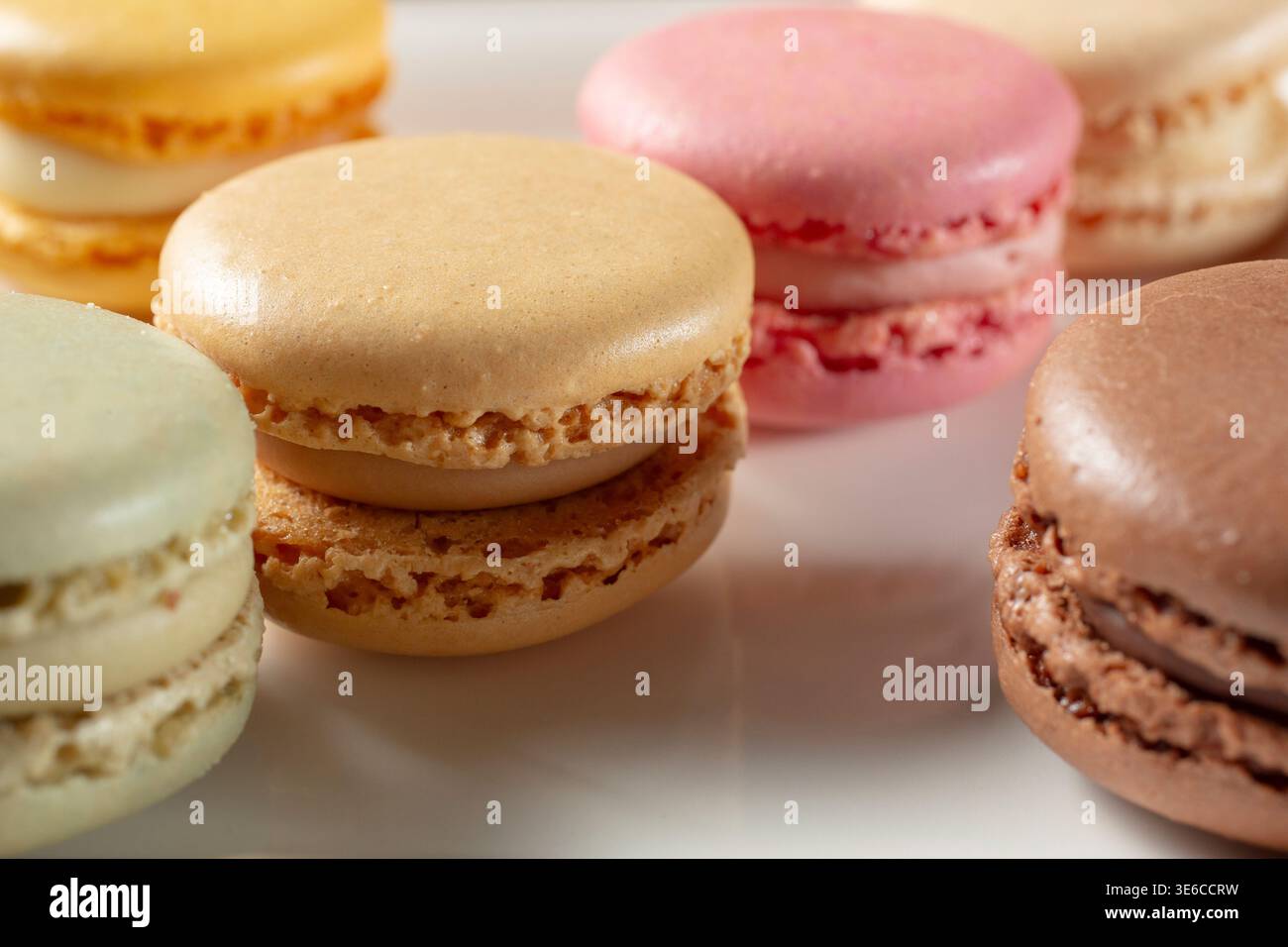 Vista ravvicinata di alcuni biscotti al macaron. Foto Stock
