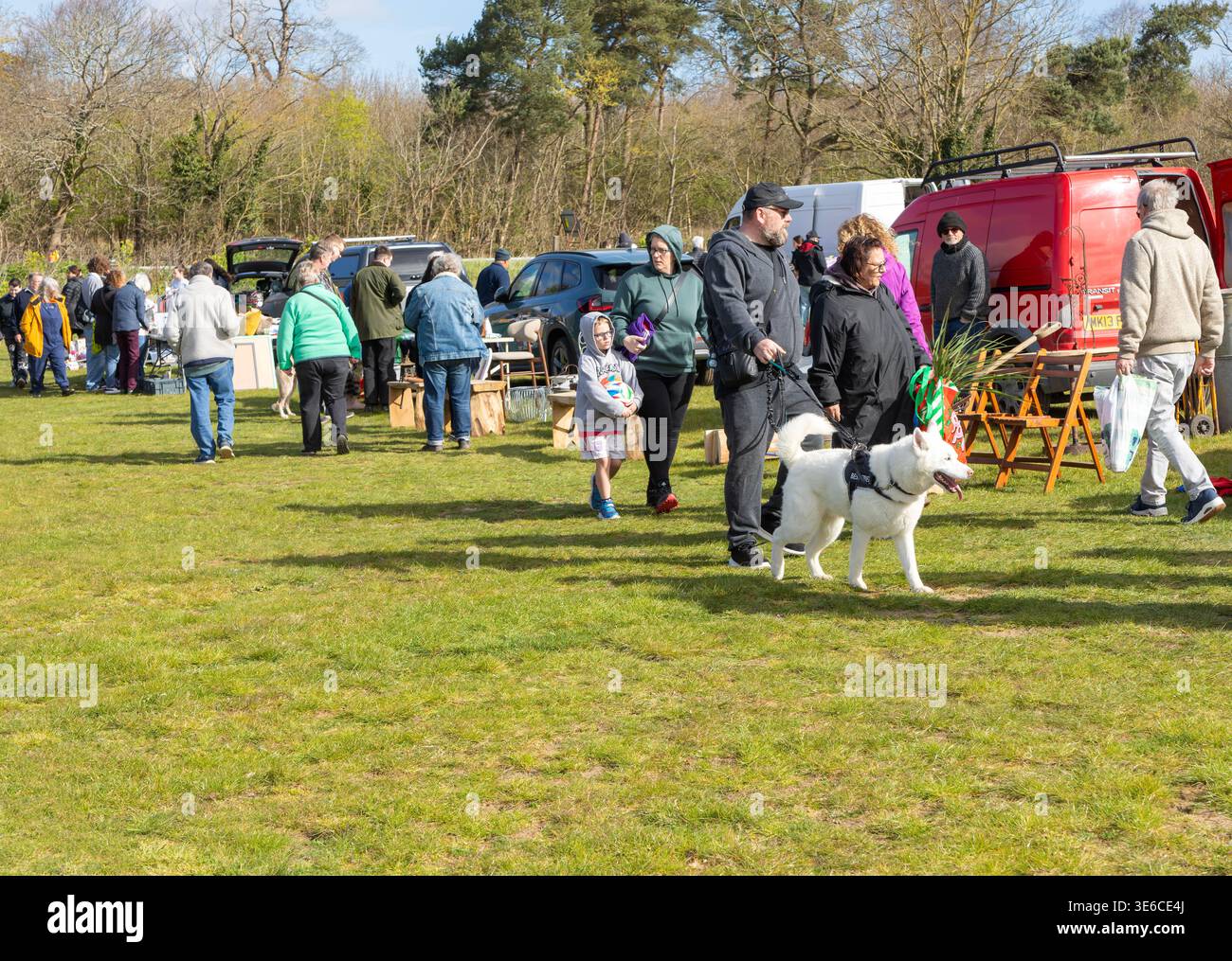 Persone alla vendita di stivali auto, Friday Street, Saxmundham, Suffolk, Inghilterra, REGNO UNITO Foto Stock
