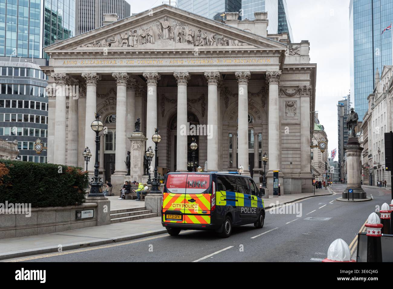 Auto di pattuglia della polizia della città di Londra vicino alla Bank of England e al Royal Exchange, Londra, Regno Unito Foto Stock