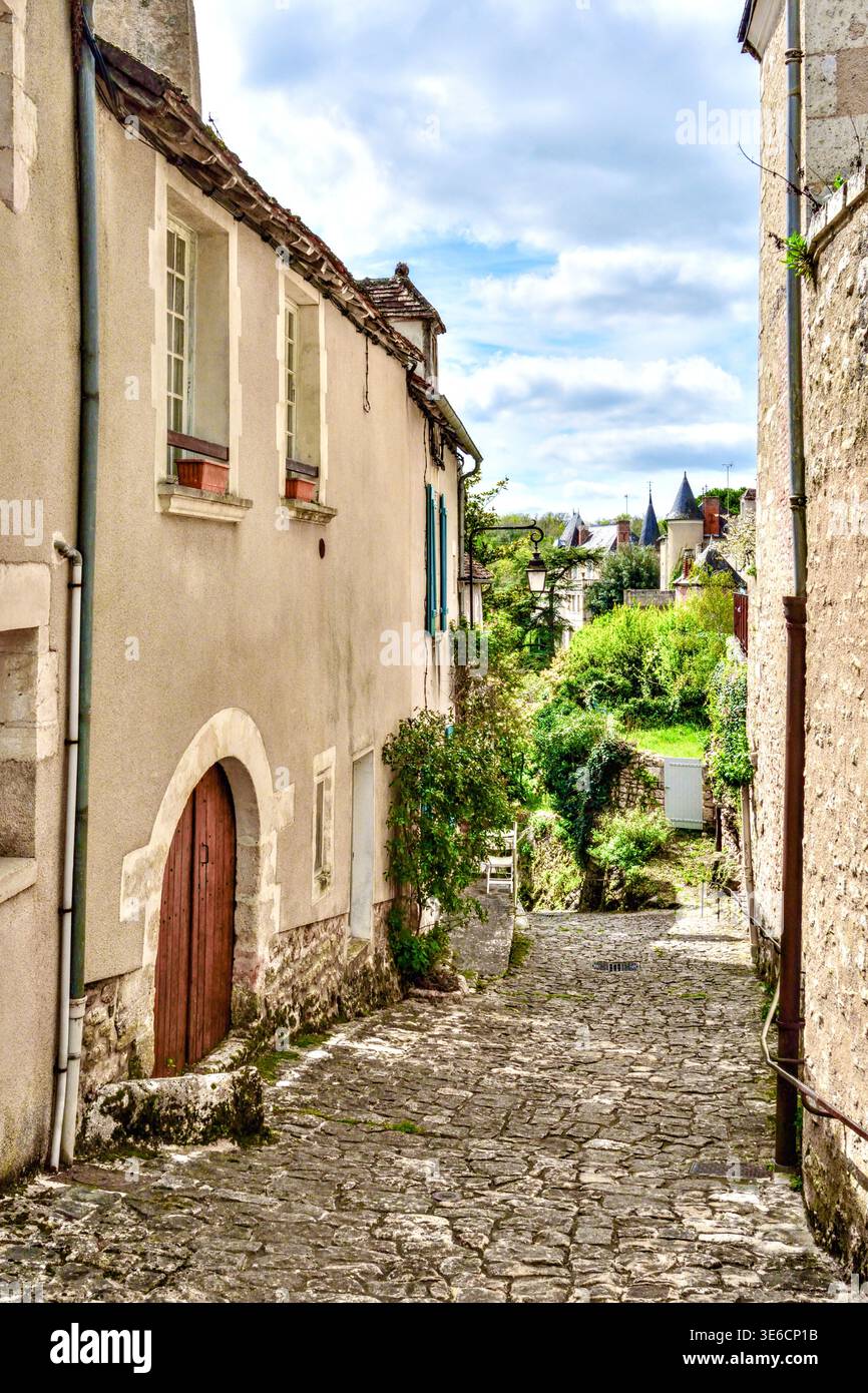 "La Cueille", stretto e ripido collegamento pedonale acciottolato tra le parti alta e bassa di Angles-sur-l'Anglin, Vienne (86), Francia. Foto Stock