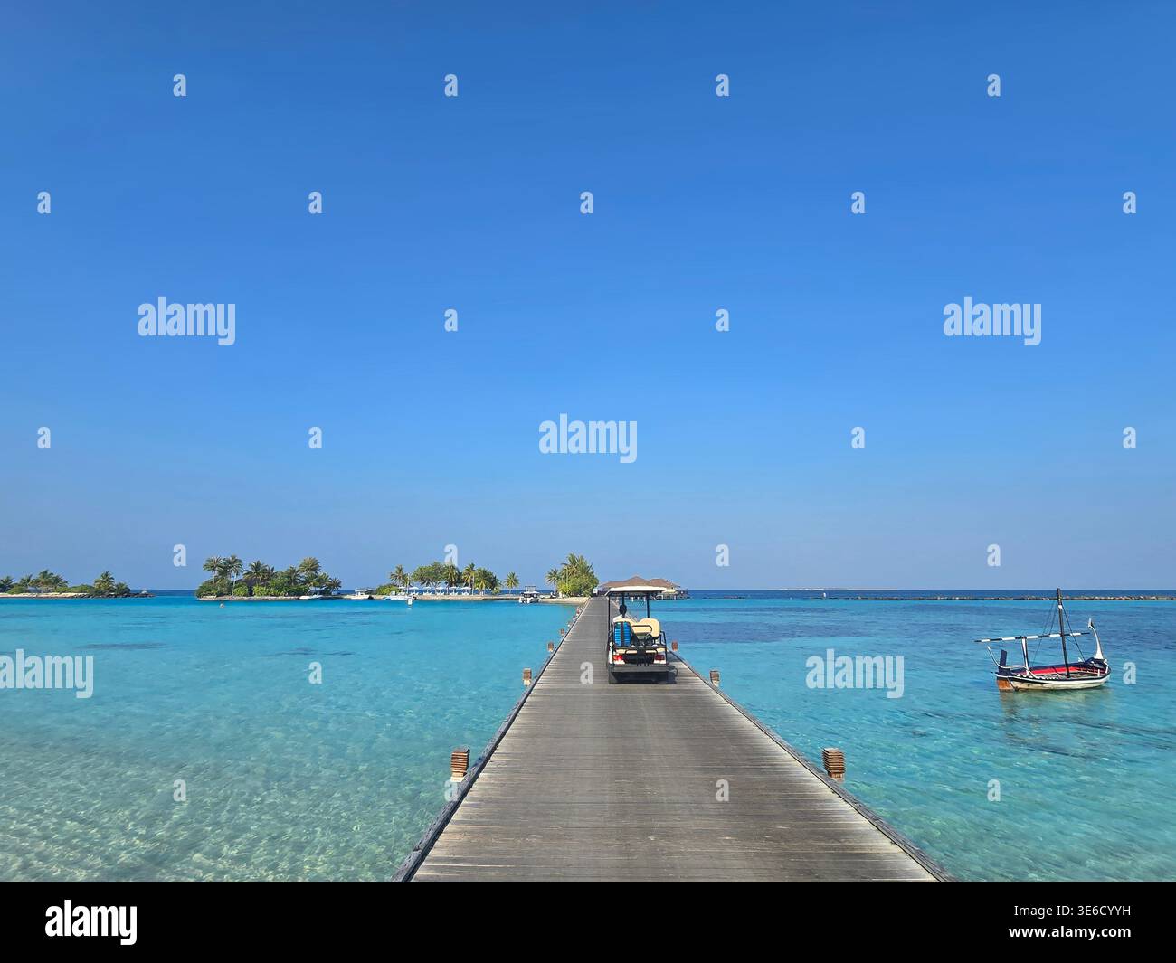 Scoprite la bellezza di una destinazione tropicale con spiagge di sabbia bianca e ville di lusso alle Maldive che mostrano acque cristalline e turchesi. Foto Stock