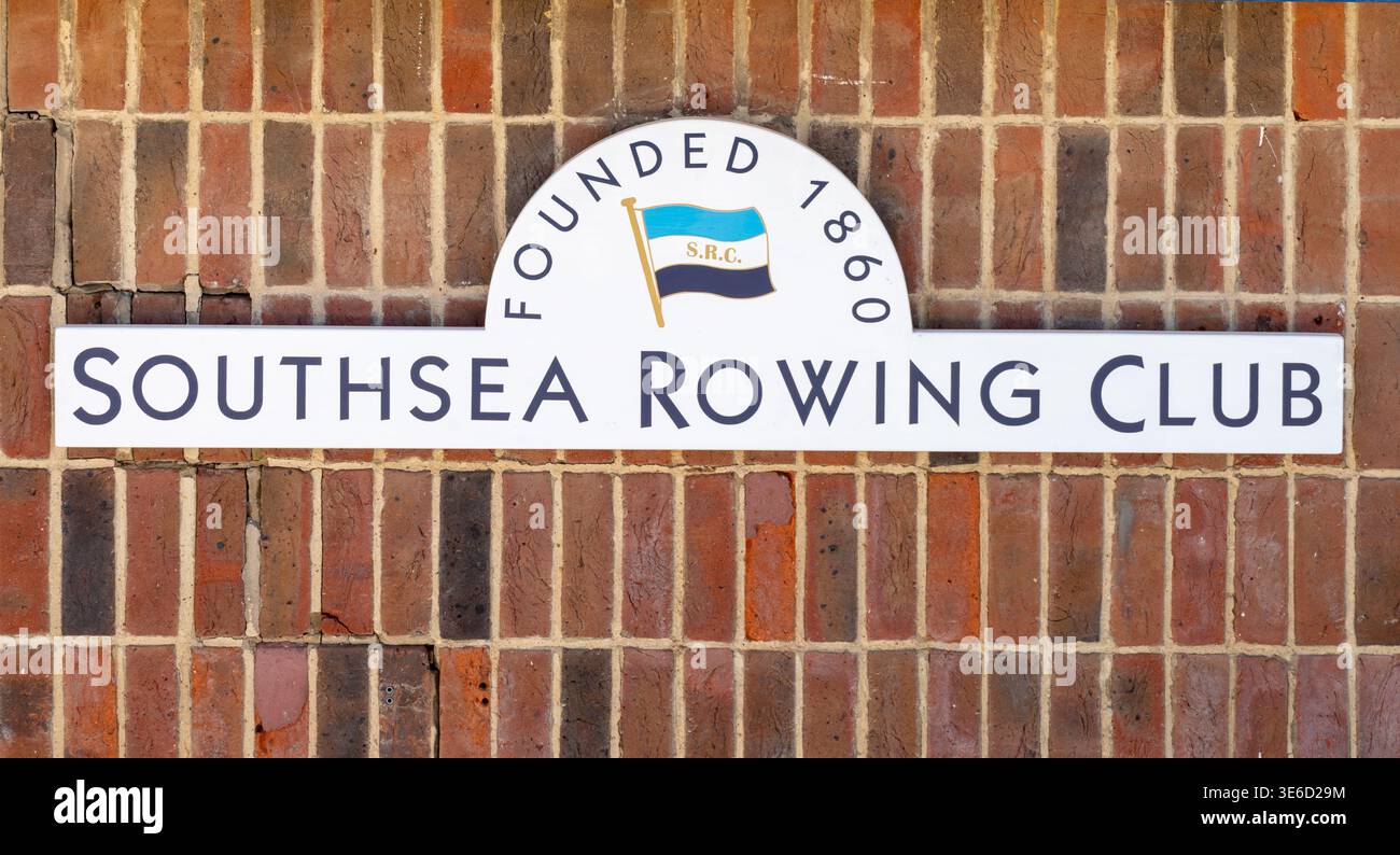 Un primo piano dell'insegna del Southsea Rowing Club su un muro di mattoni Foto Stock
