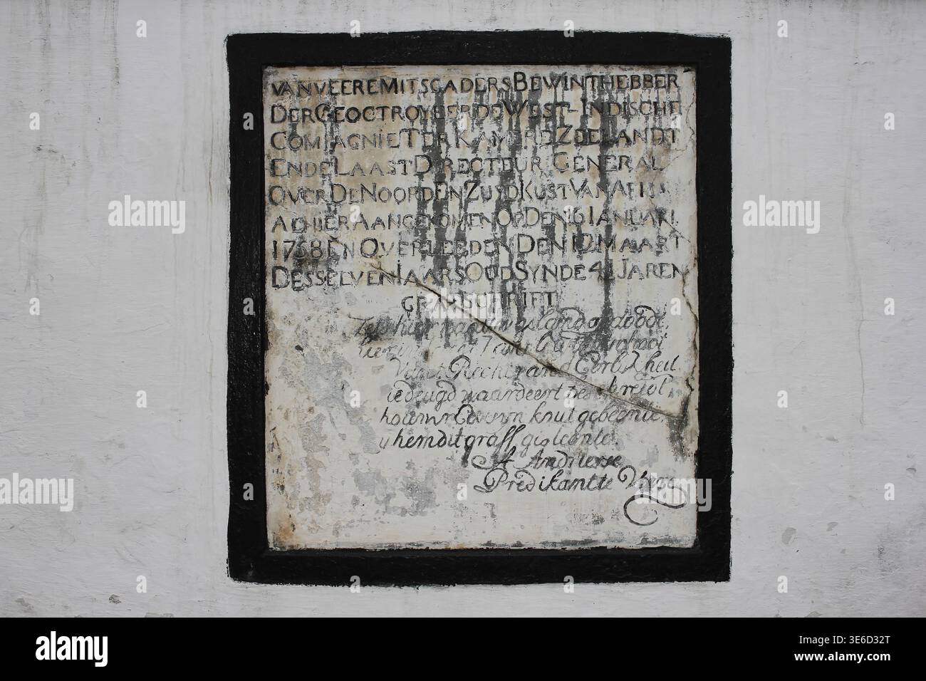 Targa dedicata a un governatore olandese Lambert Jacob van Tets (1716-1758) che morì al posto di Elmina Castle, Ghana Foto Stock