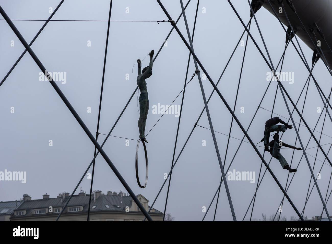 Cracovia, Polonia - 2 dicembre 2025: Le sculture di Jerzy Kedziora mostrano acrobati che si esibiscono su anelli, incarnano equilibrio, abilità e audace attesa artistica Foto Stock