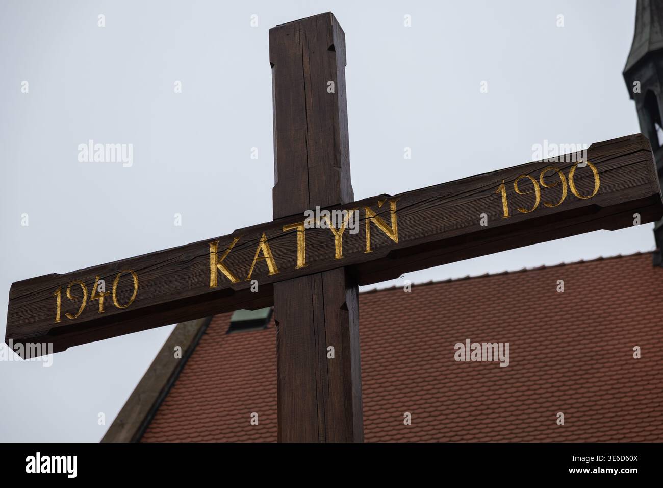 Cracovia, Polonia - 2 dicembre 2025: Croce commemorativa di Katyn realizzata in legno scuro con date dorate goffrate 1940, 1990, che commemorano un profondo ciao Foto Stock