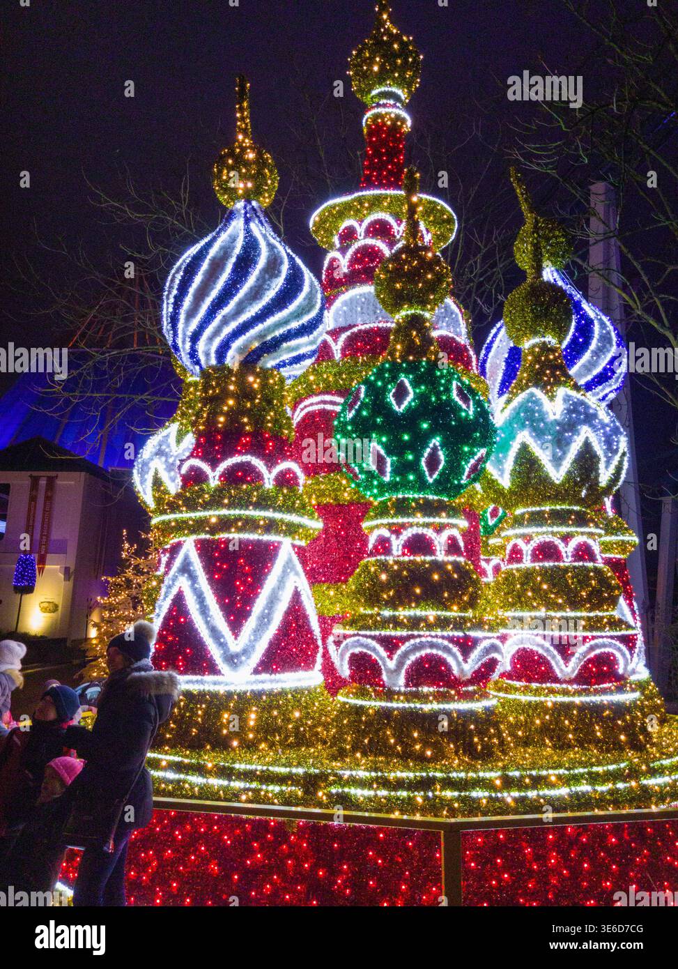 Display festivo illuminato che ricorda l'architettura russa con luci colorate. Foto Stock
