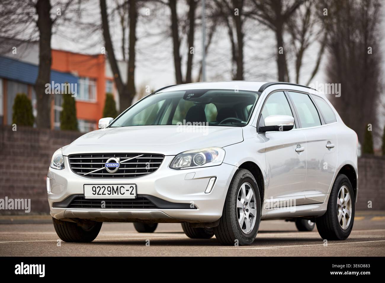 Minsk, Bielorussia - 17 marzo 2026: Volvo XC60 prima generazione di lifting o i Restyling 2014 2017 SUV compatto parcheggiato in strada fuori dal fuoco urba Foto Stock