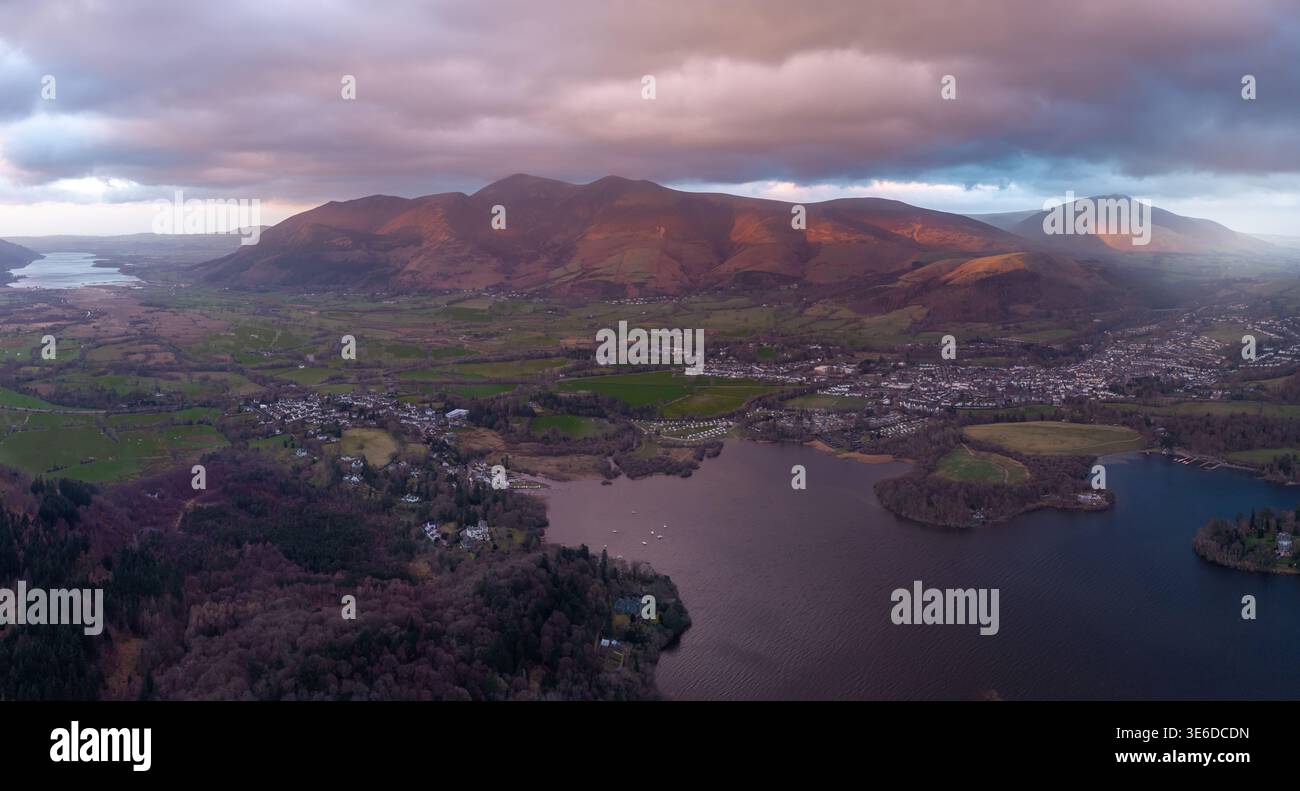 Panorama aereo spettacolare paesaggio della città inglese del Lake District di Keswick e del lago Derwntwater con montagne tra cui Skiddaw e Northern Foto Stock