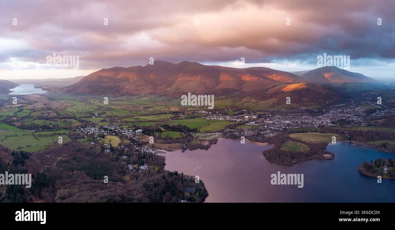 Panorama aereo spettacolare paesaggio della città inglese del Lake District di Keswick e del lago Derwntwater con montagne tra cui Skiddaw e Northern Foto Stock