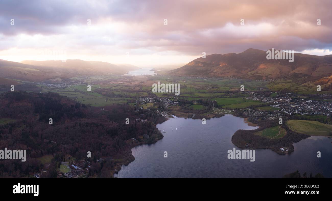 Panorama aereo spettacolare paesaggio della città inglese del Lake District di Keswick e del lago Derwntwater con montagne tra cui Skiddaw e Northern Foto Stock