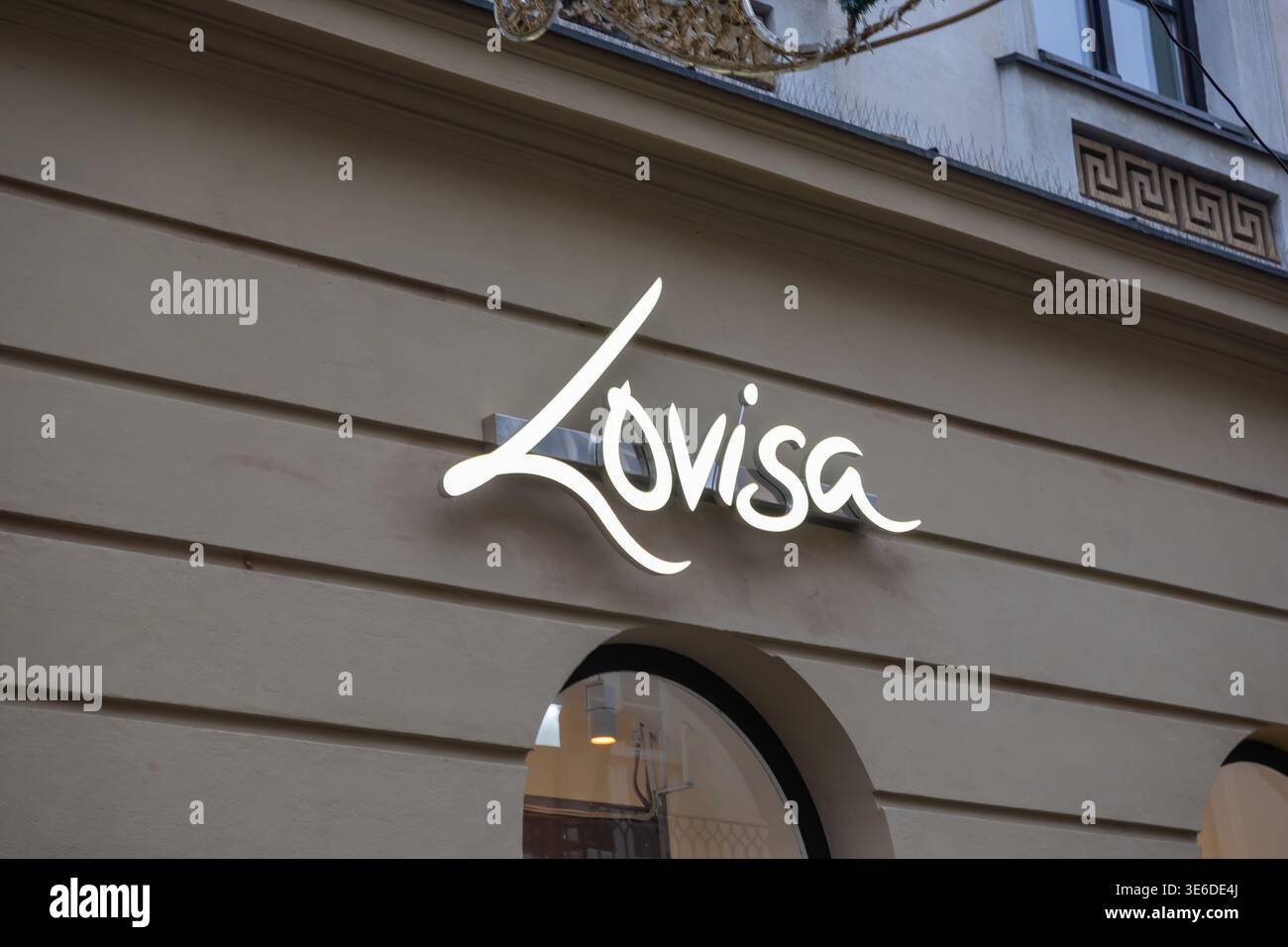 Cracovia, Polonia - 1° dicembre 2025: Il logo Lovisa bianco brillante su una facciata dell'edificio mette in risalto il famoso negozio di gioielli di moda urbana st Foto Stock