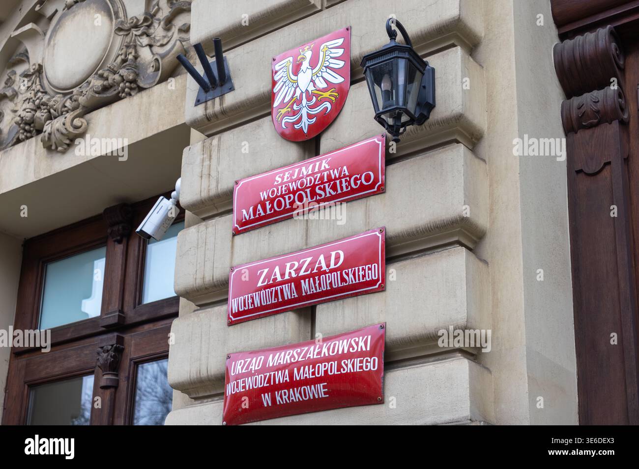 Cracovia, Polonia - 1 dicembre 2025: Dettagli dello stemma polacco con segni rossi che identificano la pubblica amministrazione regionale del Voivodato di Malopolskie Foto Stock