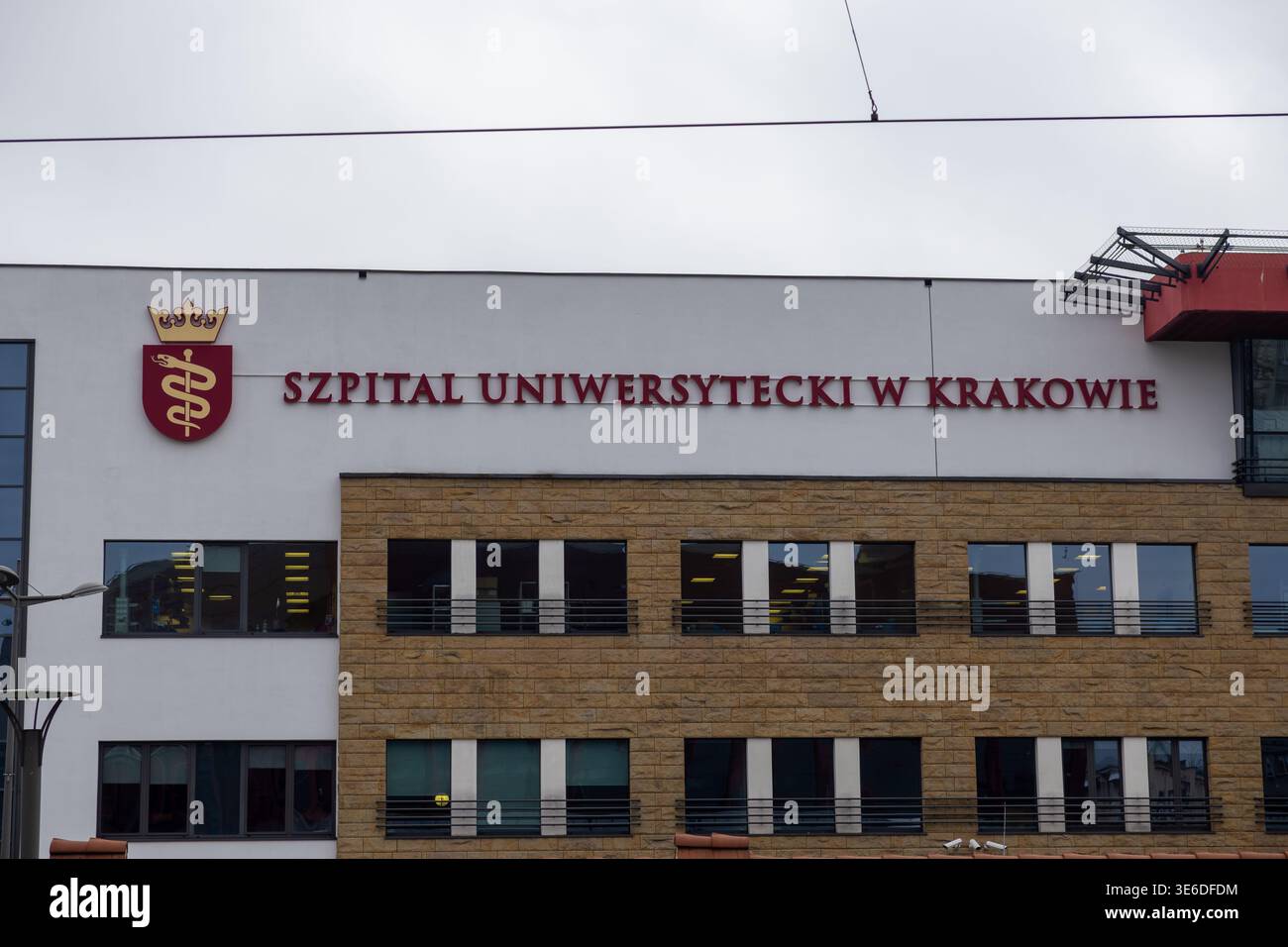 Cracovia, Polonia - 1° dicembre 2025: Facciata dell'edificio Szpital Uniwersytecki W Krakowie, con il suo nome ufficiale, la scritta rossa e l'importante cad Foto Stock