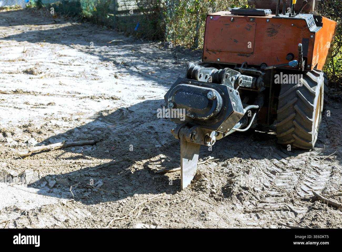 Il piccolo timone da giardino lavora sulla rotazione del terreno è utile per frantumare lo sporco e renderlo pronto per la semina. Foto Stock