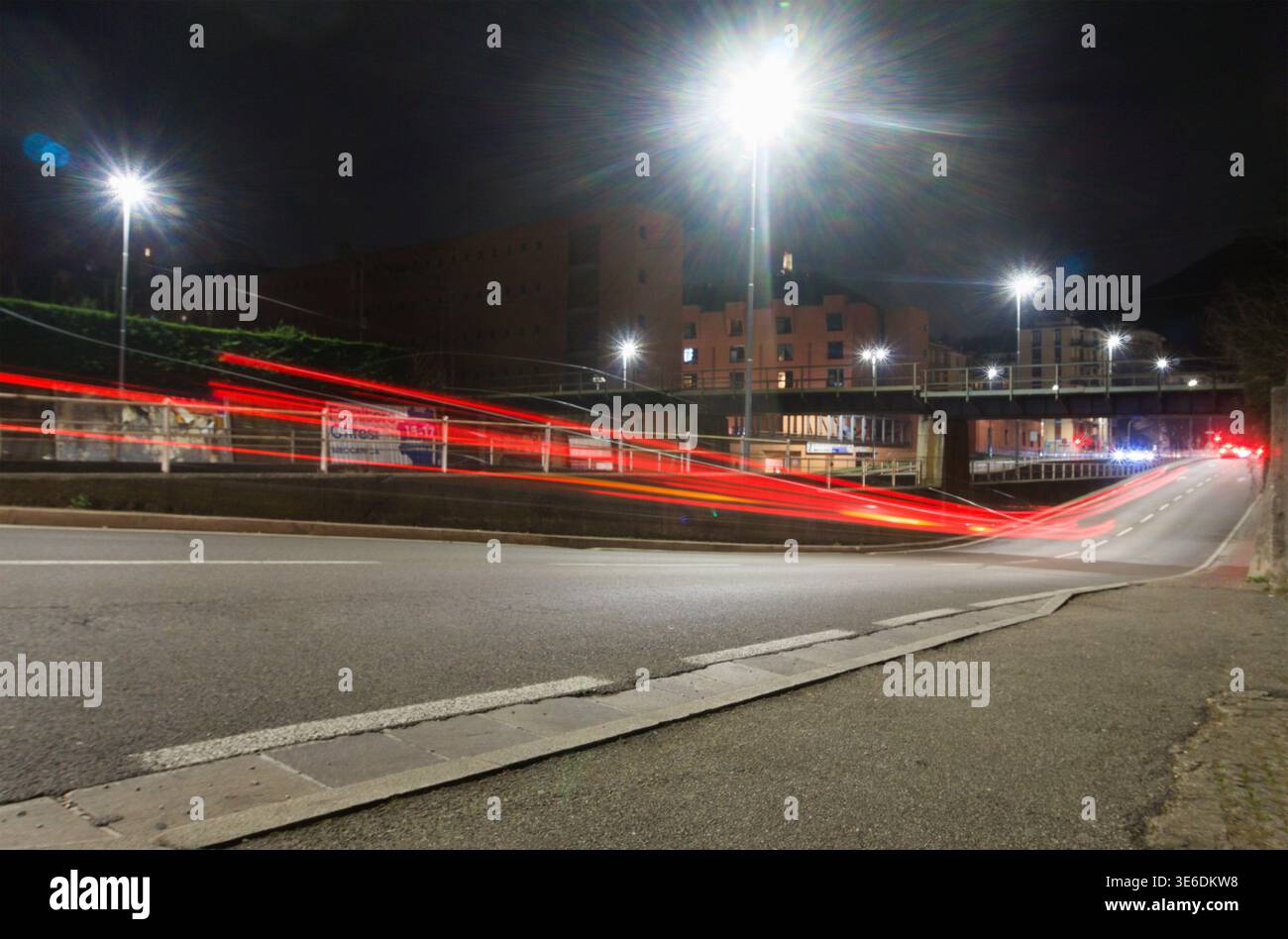 Sentieri leggeri di un'auto di notte, Italia Foto Stock