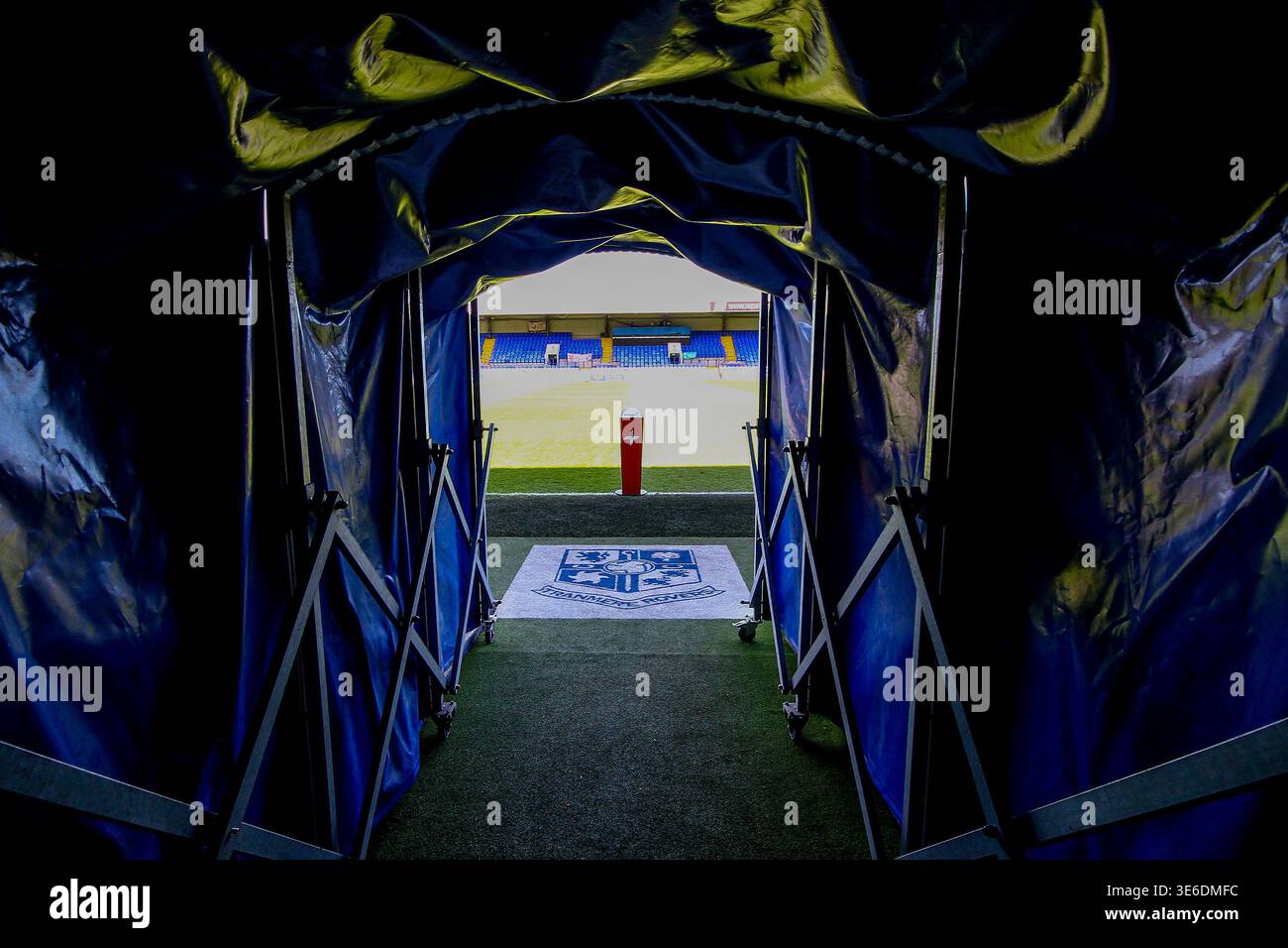 Birkenhead, Regno Unito. 6 aprile 2026. Guarda fuori dal tunnel al Prenton Park Stadium. EFL Skybet Football League Two Match, Tranmere Rovers contro Colchester United a Prenton Park, Birkenhead, Wirral lunedì 6 aprile 2026. Questa immagine può essere utilizzata solo per scopi editoriali. Solo per uso editoriale, .pic di Chris Stading/ credito: Andrew Orchard fotografia sportiva/Alamy Live News Foto Stock