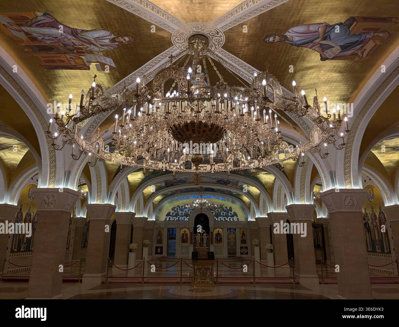 Interno, Cattedrale di Santa Sava (Hram Svetog Save), lampadario, colonne. Belgrado, Serbia. - Immagine stock catturata con smartphone