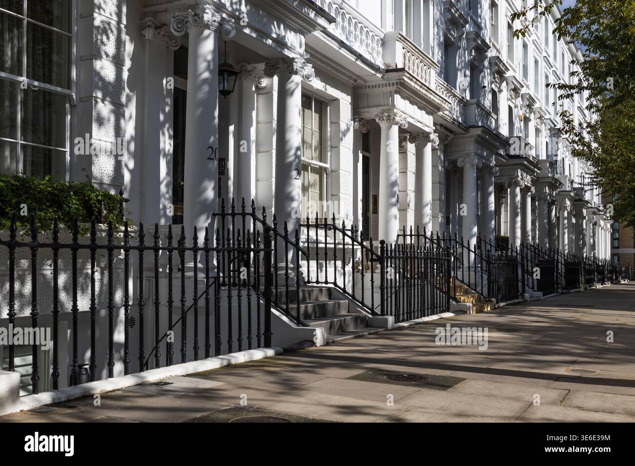 Classica strada residenziale britannica con facciate bianche storiche Foto Stock