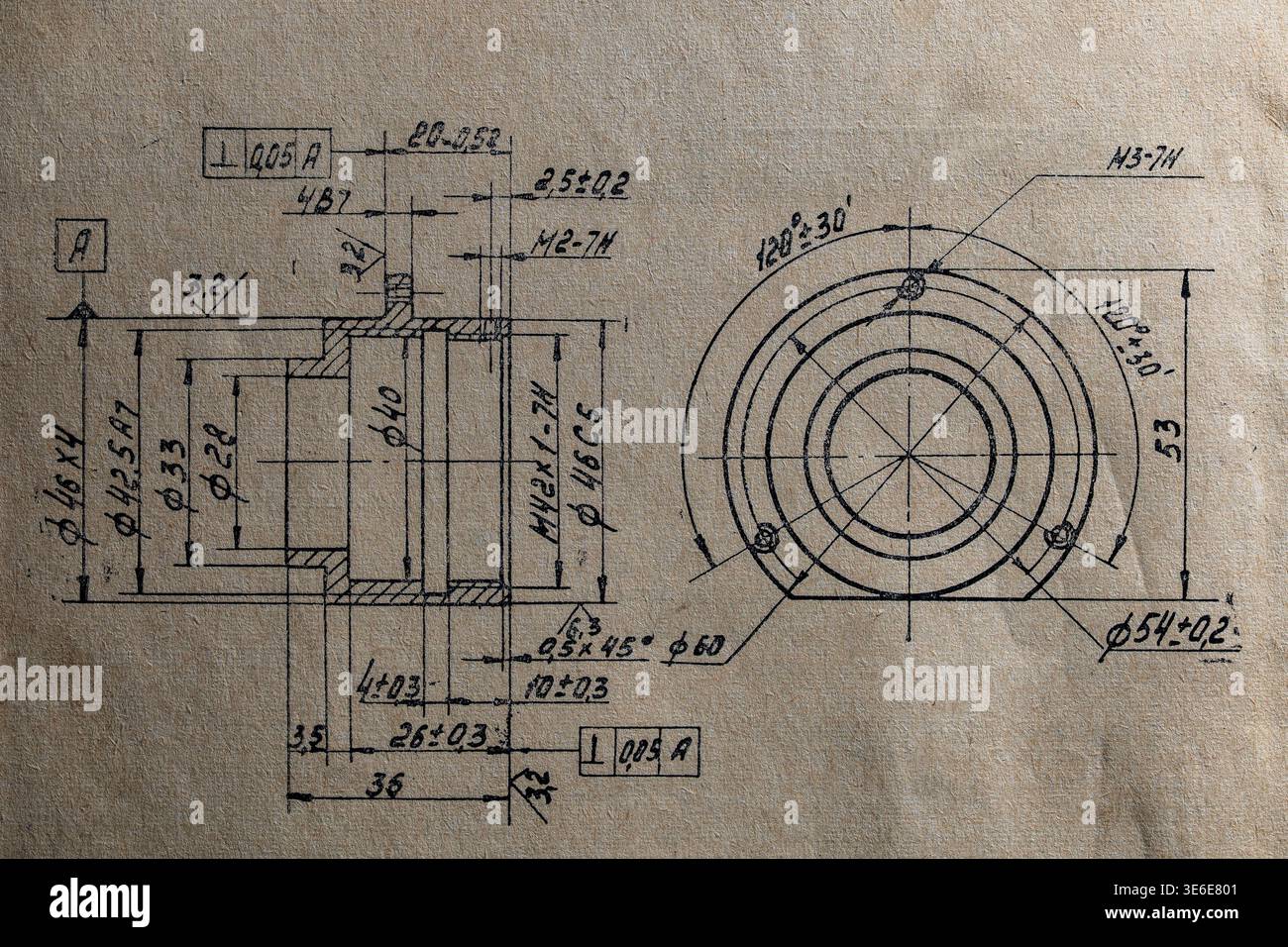 Disegno tecnico vintage dettagliato di parte meccanica con dimensioni e configurazioni su sfondo in carta invecchiata, ideale per l'ingegneria e l'industria Foto Stock