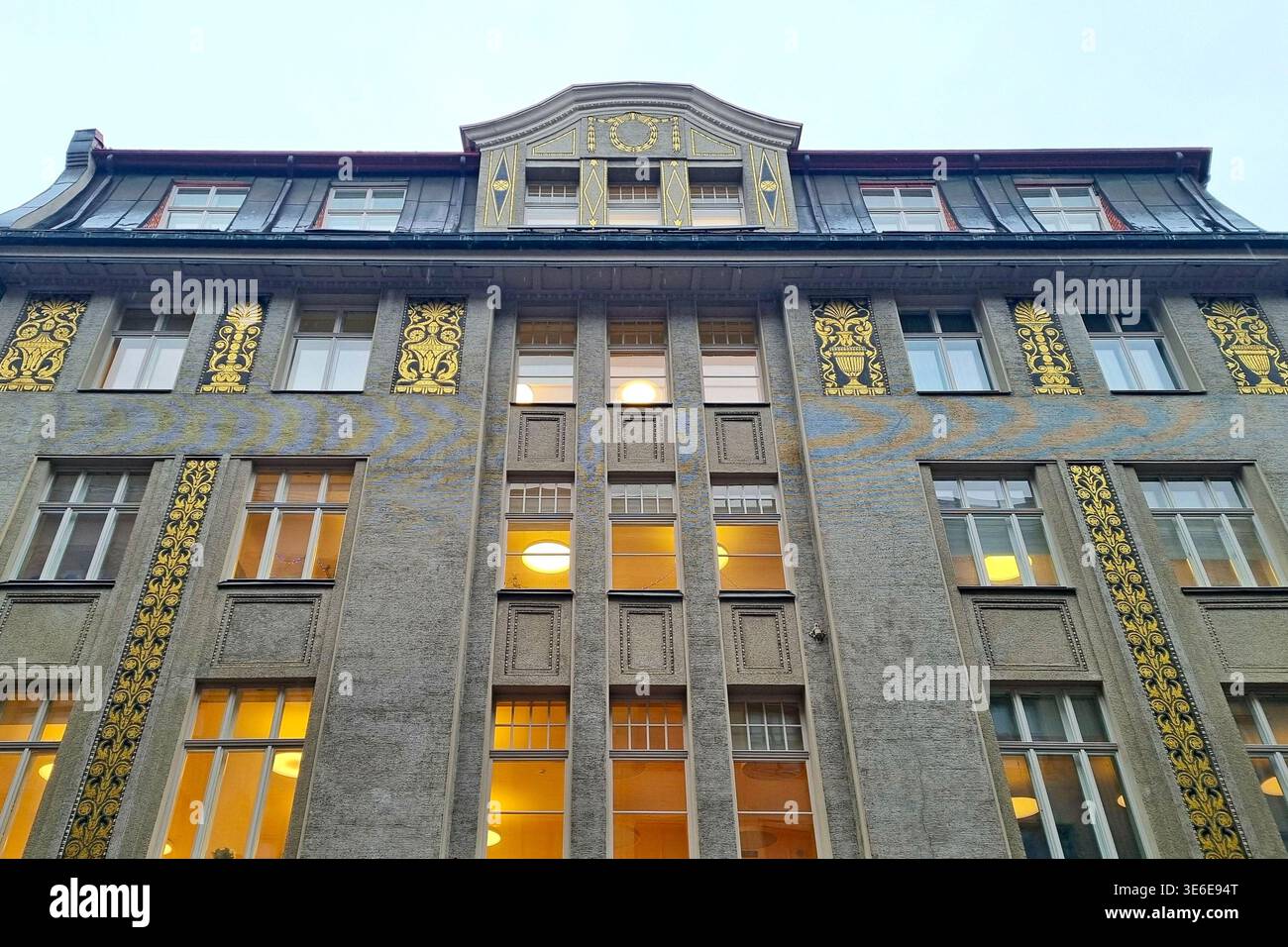 Facciata Art Deco di un edificio per uffici con motivi decorativi in oro a riga, Lettonia Foto Stock