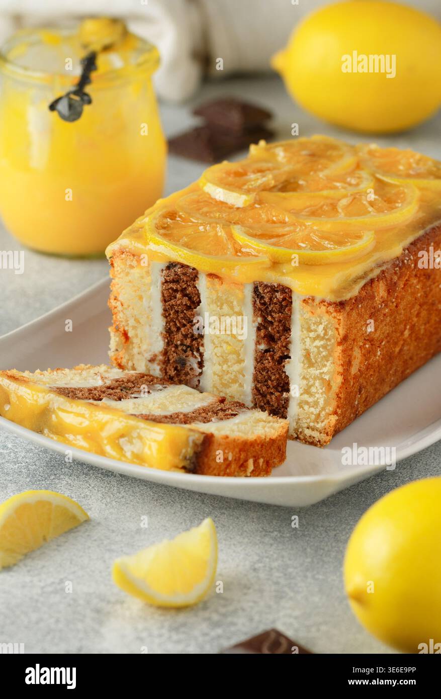 Torta al cioccolato fatta in casa con panna e cagliata di limone. Torta a strati a righe. Deliziosi dolci. Dessert agli agrumi. Stile rustico. Messa a fuoco selettiva Foto Stock