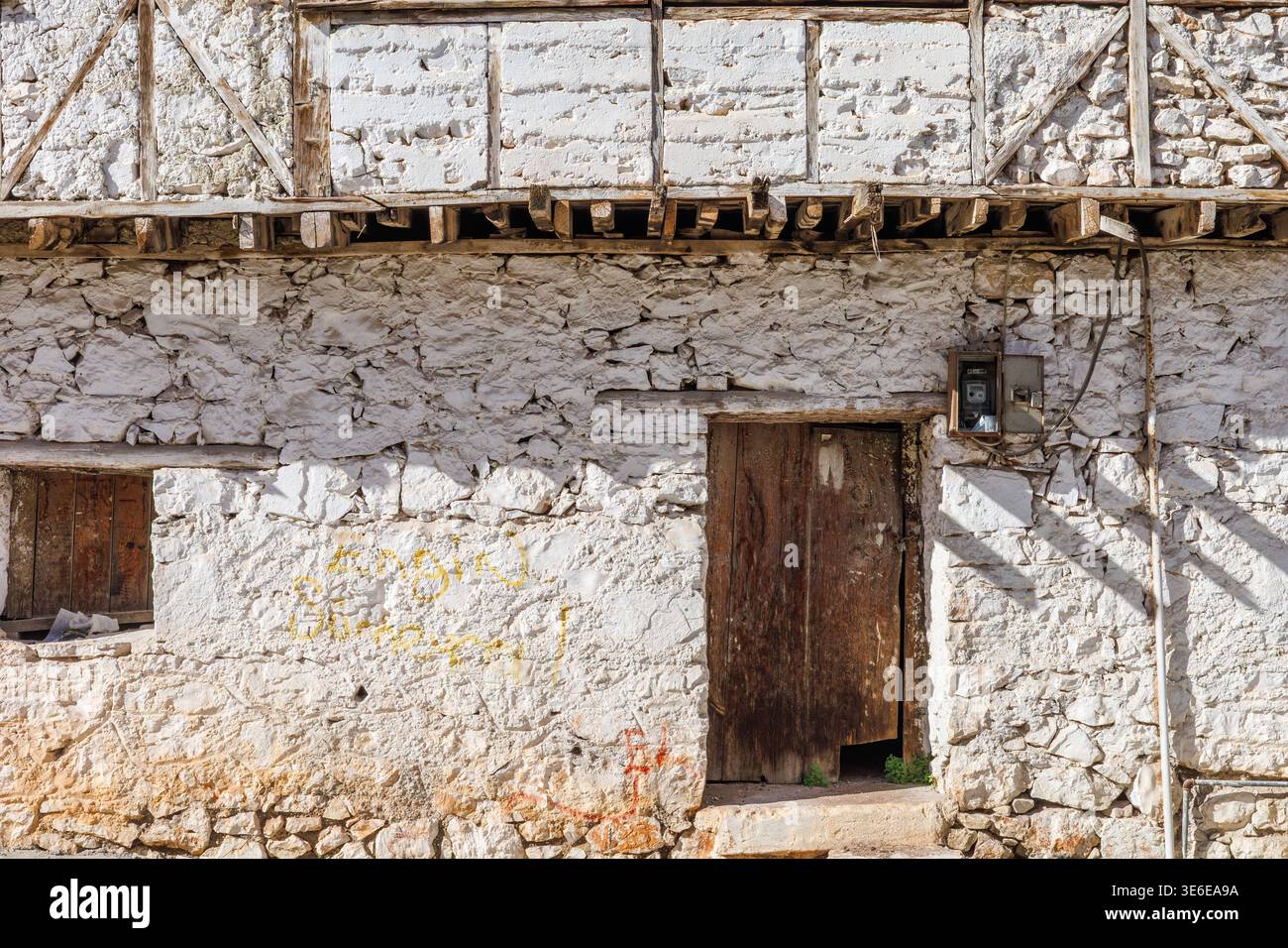 Vecchio muro rustico in pietra di una fattoria tradizionale. Foto Stock