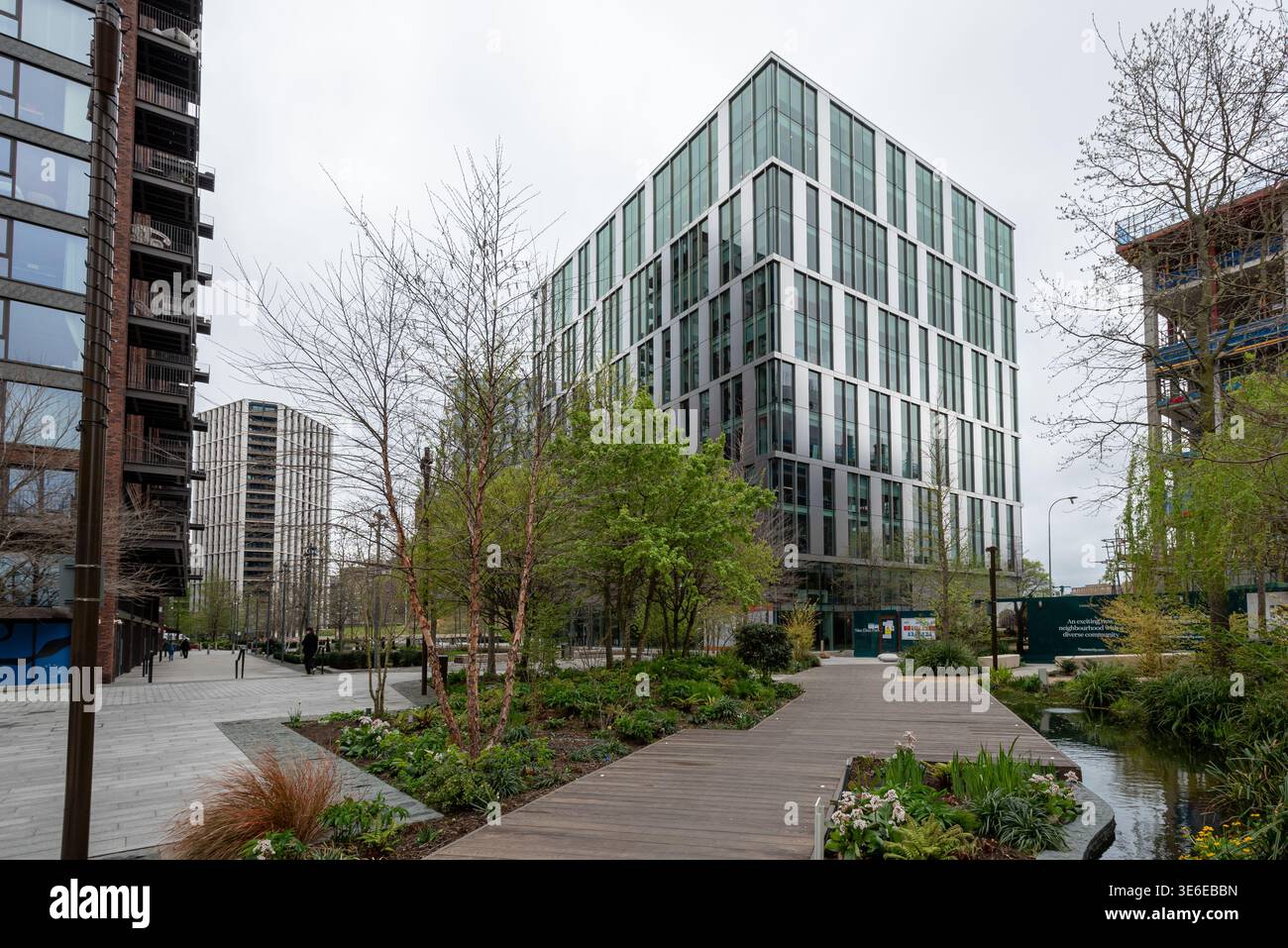 Esterno dell'edificio Penguin Random House UK presso Embassy Gardens, Nine Elms, Londra, Regno Unito Foto Stock