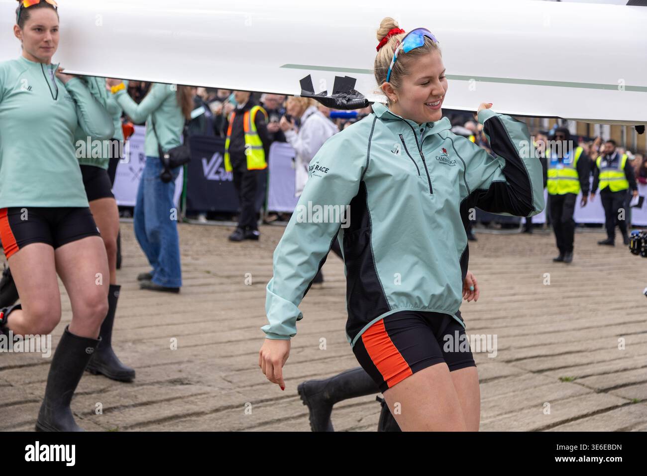 L'equipaggio femminile di Cambridge trasporta la barca prima della gara Foto Stock