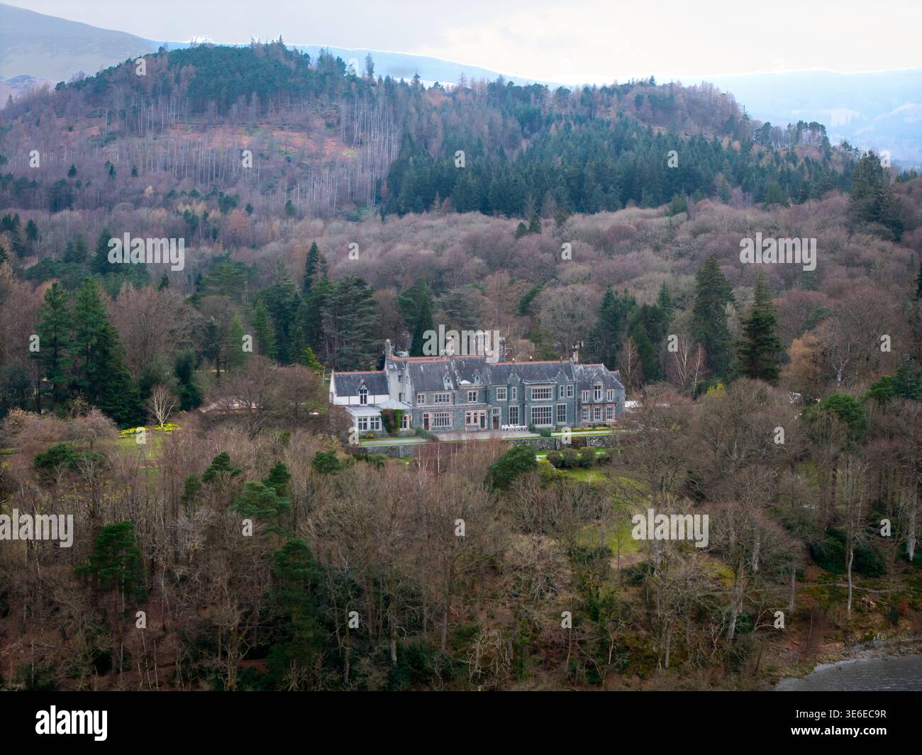 Vista panoramica aerea del Lingholm Estate e casa sulla riva del lago Derwent Water nel Parco Nazionale del Lake District inglese, Regno Unito Foto Stock