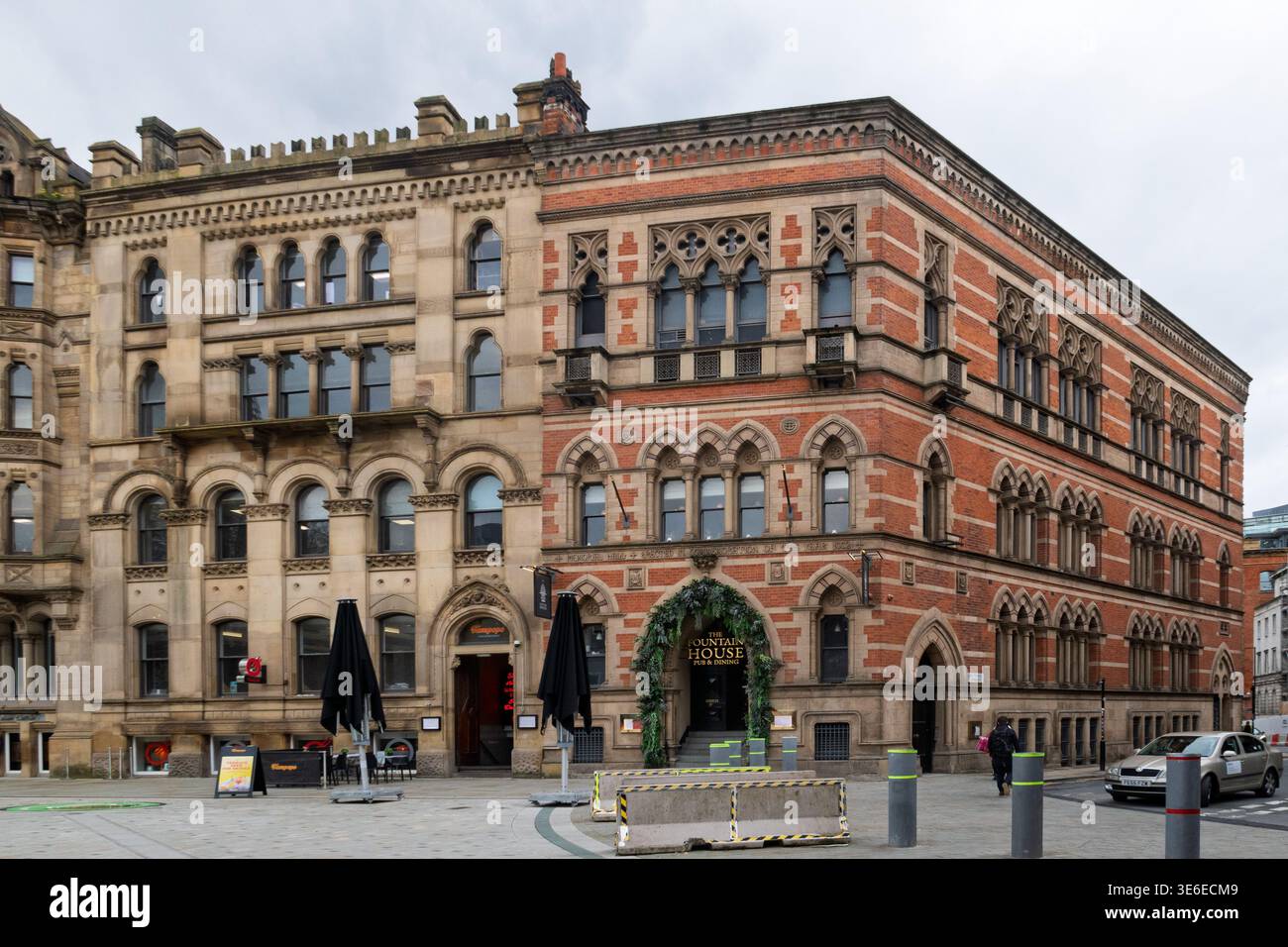 The Fountain House pub e ristorante al Gothic Revival ex Refuge Assurance Building Corner, centro di Manchester, Inghilterra. Foto Stock