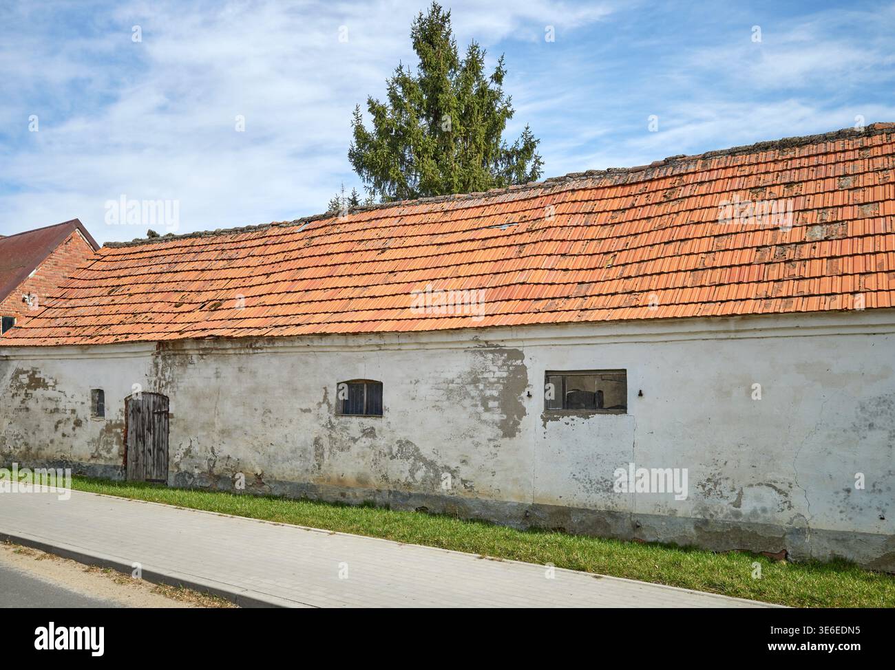 Una vecchia fattoria nel villaggio vicino alla strada. Foto Stock