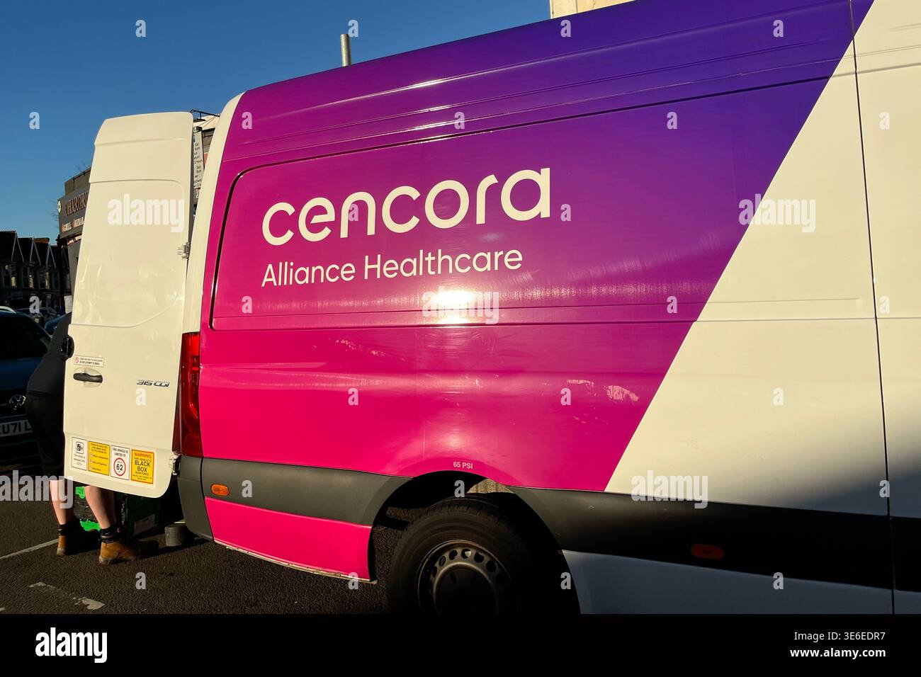 Cencora Alliance Healthcare Branding su un furgone per consegne. Swansea, Galles, Regno Unito. 17 novembre 2025. - Immagine stock catturata con smartphone